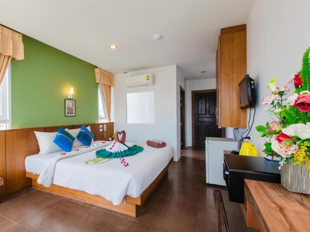 Azure Bangla Phuket Hotel Patong Exterior photo